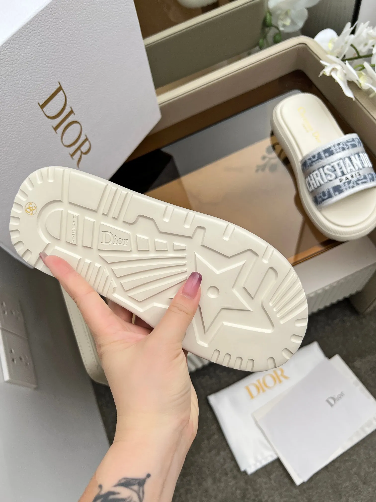 👟👟Ex-factory price 420👟👟 Dior high version slippers, 👏👏2025 new classic model 🔥Purchasing level qualityHigh-end thick-soled slippers in foreign countersHigh version with rust style💋———————————— Upper➕Inner: Original customized special electric embroidery material, Sole: Original mold 1.1 (lightweight) Bottom thickness: heel 5cm, forefoot 3cm, size 35-40 (with full set of packaging, cloth bag handbag, card instructions). You are welcome to place an order in advance, first come first served. Win-win cooperation.